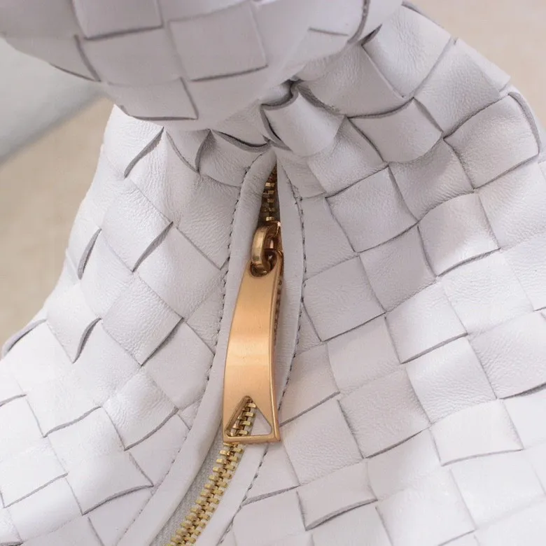 Batch 1460 BV Bottega Veneta 2022 Early Spring New Ladies Medium JODIE Handbag BV Bag 🔥The new method is to round the corners on the original basis and knot the round hobo bag with classic woven leather. The most iconic triangular pull-out design, using sheepskin draped soft shape, is super suitable for concave shapes~ Jodie feels really gentle to people, and is definitely the best item for daily matching. It has the same weave, new elements and twists, and is versatile. It is the new favorite of street style Internet celebrities! Size: 36*21*13 Model: 6697